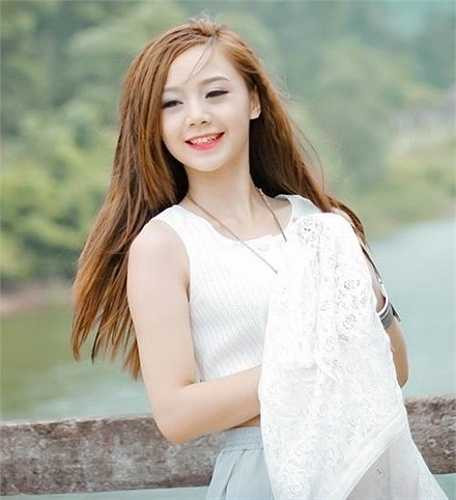 Ngoài ra, hot girl xinh đẹp này có sở trường múa và diễn xuất.