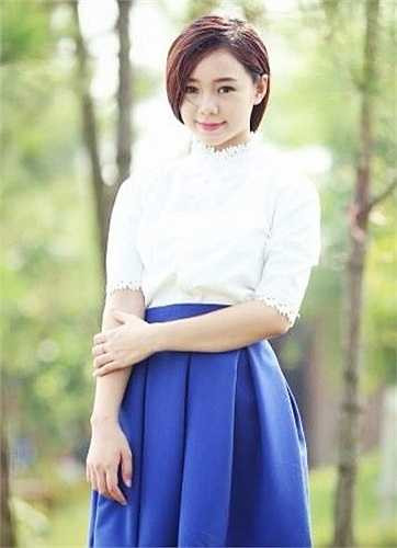 Cô bạn xinh xắn này chia sẻ: 'Từ khi ý thức được đam mê và khát vọng của bản thân là muốn được thể hiện, nhất là khi đứng trước ông kính may quay, mình đã mong muốn được học trong ngôi trường Sân khấu Điện ảnh này'. 