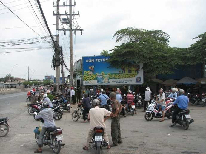 Nhân viên sửa cáp bị điện hút treo lơ lửng trên không