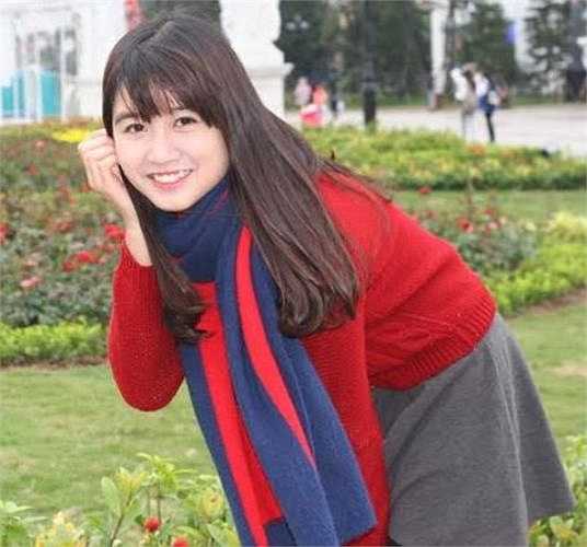 Sở hữu chiếc răng khểnh với nụ cười tỏa nắng, cô bạn Lê Thùy Linh (1995) luôn giành được sự quan tâm bởi vẻ xinh xắn và bảng học tập xuất sắc.