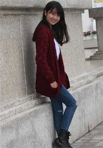 Thùy Linh hiên là sinh viên năm hai, Khoa Đia chất – Trường Đại học Khoa học Tự nhiên – ĐH Quốc gia Hà Nội.