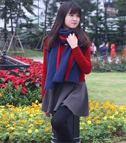 'Hiện mình đang là sinh viên năm hai của trường ĐH Quốc gia Hà Nội. Để được trải nghiệm cuộc sống sinh viên tràn đầy nhiệt huyết mình đã tham gia các hoạt động tình nguyện và các chương trình dành cho sinh viên do trường tổ chức'.