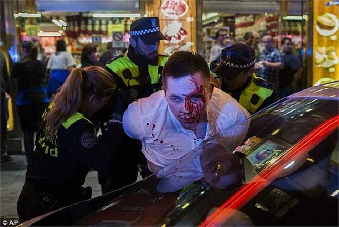 Trong khi tại một quán bar ở thủ đô Madrid, 2 CĐV Schalke say xỉn đã xô xát với cảnh sát địa phương.