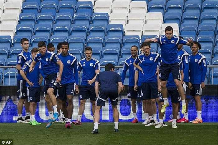 Ngày 9/3, đội bóng nước Đức đã có buổi tập làm quen sân Bernabeu trước khi bước vào trận tái đấu với Real vào đêm nay.