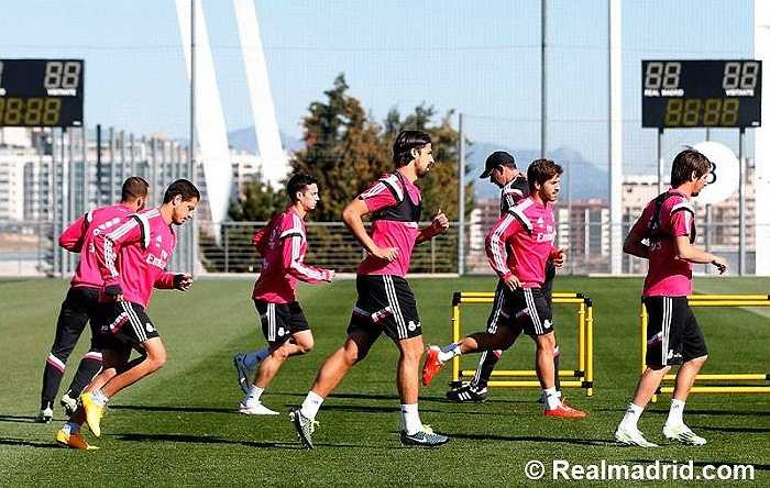 Các cầu thủ Real có những bước chạy khởi động.