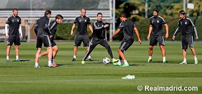 Các cầu thủ Real chia nhóm đá ma.