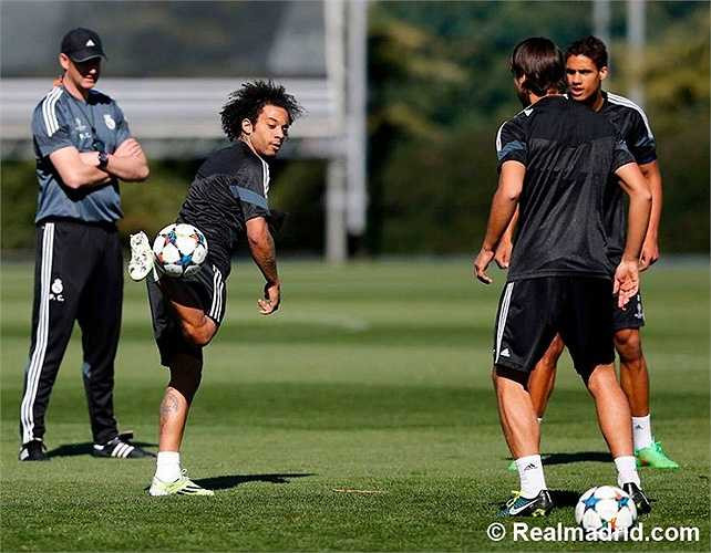 Hậu vệ Brazil biểu diễn kĩ thuật cá nhân.