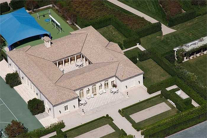 Biệt thự chính có 29 phòng ngủ, 39 phòng tắm. Cũng có nguồn tin nói có 21 phòng ngủ và 18 phòng tắm