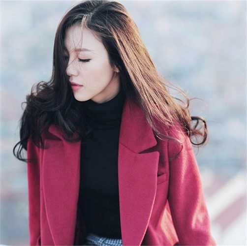 Vũ Ngọc Châm được nhiều bạn trẻ biết đến gần đây khi xuất hiện trong MV Chắc ai đó sẽ về của Sơn Tùng M-TP. Cô nàng từng là nữ tiếp viên hàng không của hãng Vietnam Airlines.