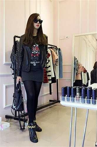 Không chỉ xinh đẹp, cô nàng 9x còn sở hữu phong cách thời trang năng động, cá tính. Hiện Ngọc Lan đã tạm dừng công việc làm tiếp viên và chuyển sang kinh doanh