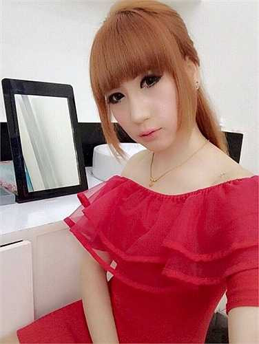 Mai Thị Thiên Quỳnh (sinh năm 1992) sống tại Hà Nội, là tiếp viên hàng không của hãng Vietnam Airlines.