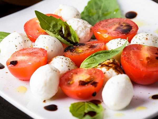 Cà chua: Cà chua chứa một sắc tố thực vật gọi là lycopene. Đây là một chất chống oxy hóa mạnh mẽ, làm giảm chứng phì đại tuyến tiền liệt và cũng giảm nguy cơ mắc ung thư tuyến tiền liệt. Ngoài ra, nó có khả năng tiêu diệt các tế bào gây ra ung thư. 