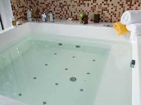 Tắm nước ấm: Việc tắm nước ấm sẽ làm giảm viêm tuyến tiền liệt và mở rộng các tuyến. Ngâm mình trong một bồn tắm ấm áp sẽ giúp bạn giảm đau, diệt vi khuẩn gây viêm. Đây là một trong những biện pháp khắc phục bệnh về tuyến tiền liệt đơn giản mà rất hiệu quả.