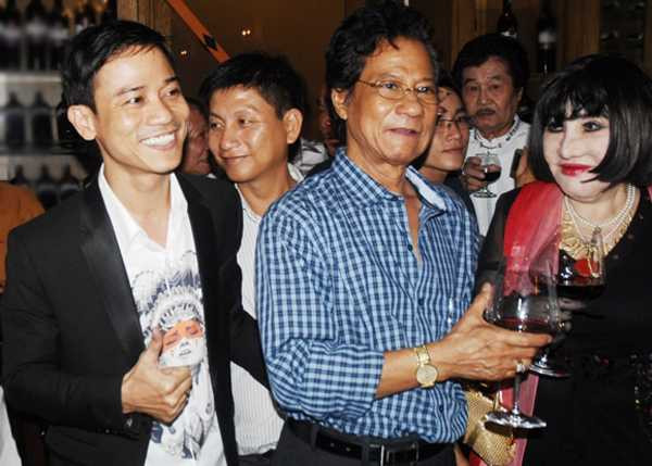 Vừa qua, rất nhiều báo chí đã đặt câu hỏi về lý do nhiều khả năng Chế Linh sẽ không có mặt trong đám cưới của con trai Chế Phong và nữ nghệ sĩ Thanh Thanh Hiền vào ngày 14/3/2015 tới đây diễn ra tại Hà Nội. Ngày hôm nay, ca sĩ Chế Linh chính thức đưa ra lời khẳng định ông không thể tới dự đám cưới Chế Phong và Thanh Thanh Hiền, vì Chế Linh có đêm diễn đặc biệt của ông tại Hội trường Quang Trung (Trung tâm văn hoá tỉnh Bình Định, số 2 Phan Đinh Phùng - Quy Nhơn) trùng vào ngày cưới của Chế Phong- Thanh Thanh Hiền. Theo chia sẻ của ca sĩ Chế Linh, lịch diễn tại Quy Nhơn của ông đã được ấn định trước khi biết chính thứcvề ngày cưới, Ban tổ chức cũng như Chế Linh đã chuẩn bị rất kỹ lưỡng cho đêm diễn từ hàng tháng qua nên ông không thể thay đổi lịch diễn được. Chế Linh nói, con trai tôi Chế Phong cũng là nghệ sĩ, cũng hiểu cuộc đời nghệsĩ phần lớn dành cho công chúng, nên sẽ thông cảm với ông để ông không lỡ hẹn với khán giả hết lòng yêu thương mình. Chế Linh cũng chia sẻ, Chế Phong của ông đã trưởng thành, có thể tự quyết định cuộc sống của mình, cho nên việc hôn nhân ông cũng tôn trọng mọi quyết định của con và ngày tháng đám cưới do Chế Phong định liệu. Với vai trò người cha, Chế Linh chúc phúc cho con trai và cầu mong hạnh phúc đến với con, ông cũng hy vọng đêm diễn của ông sẽ thành công rực rỡ như một lời chúc mừng nồng nhiệt nhất của ông gửi đến con trai. Theo đó, liveshow Chế Linh sẽ được diễn ra vào thứ Bảy (ngày 14/3/2015) tại Hội trường Quang Trung (Trung tâm văn hoá tỉnh Bình Định, số 2 Phan Đình Phùng - Quy Nhơn). Đây là show diễn nằm trong tour lưu diễn vòng quanh đất nước của Chế Linh trong năm 2014 và 2015. Đây cũng là lần đầu tiên Chế Linh diễn tại mảnh đất Quy Nhơn - Bình Định mà ông yêu mến và cũng có rất nhiều khán giả đã chờ đợi ông bấy lâu nay. Trong suốt tour diễn các tỉnh miền Nam trong năm 2014, Chế Linh đã nhận được sự cổ vũ, ủng hộ nồng nhiệt từ các khán giả, mỗi đêm diễn của ông đều kín chật các khán phòng có sức chứa 3-4 ngàn người, đây là động lực lớn để Chế Linh tiếp tục thực hiện tour lưu diễn đến các vùng miền, các tỉnh thành trong khắp cả nước. Ở tuổi ngoài 70, với giọng ca bền bỉ, càng ngày càng sâu lắng, da diết đi vào lòng người, Chế Linh đã không phụ lòng người hâm mộ khi đem đến cho khán giả những đêm diễn với chất lượng nghệ thuật cao với giọng hát không hề biết già đi so với những năm đỉnh cao của tuổi trẻ trước đây.