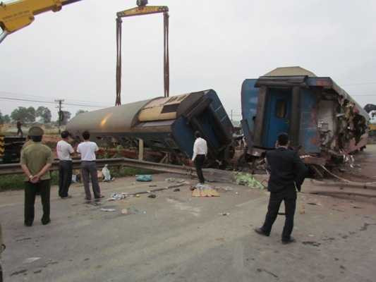 Hàng trăm người tham gia cứu hộ vụ tàu hỏa đâm đứt lìa ô tô