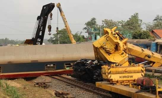 Khẩn trương cứu hộ vụ tai nạn tàu hỏa đâm đứt lìa ô tô ở Quảng Trị