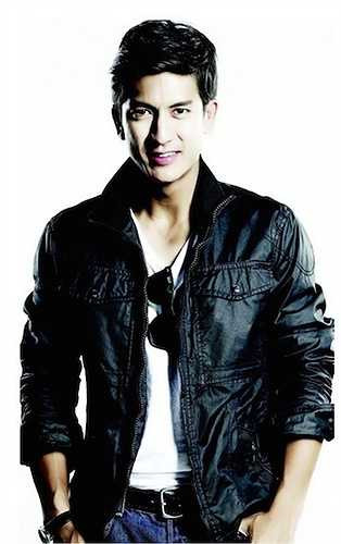 Jesdaporn Pholdee là diễn viên, người mẫu và người dẫn chương trình người Thái Lan. 