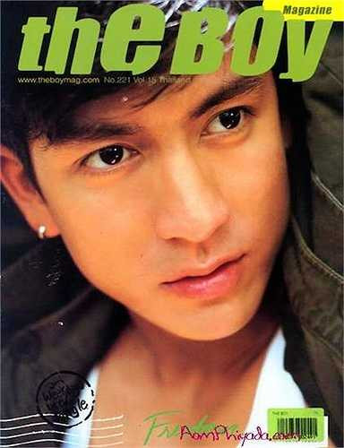 Jesdaporn sinh năm 1977 tại Bangkok.