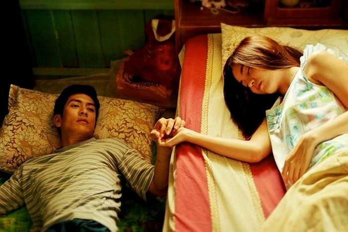 'Tìm nhau giữa mùa thu' bắt đầu từ tình tiết Patin làm rơi nhãn tên của Pitcha và Pan xuống sàn nhà. Một y tá dán lại nhãn nhưng lại dán nhầm và cũng từ đây, cuộc đời của 2 cô bé bắt đầu bị tráo đổi. 