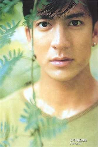 Anh là con lai mang hai dòng máu Trung Quốc – Thái Lan. 