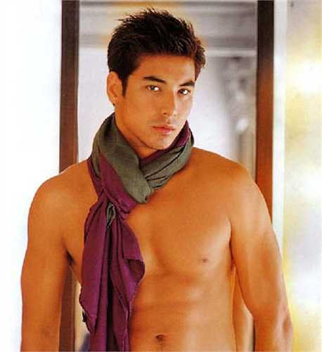 Thể hình rắn rỏi của Jesdaporn 'đốn tim' fan nữ trong nhiều vai diễn.