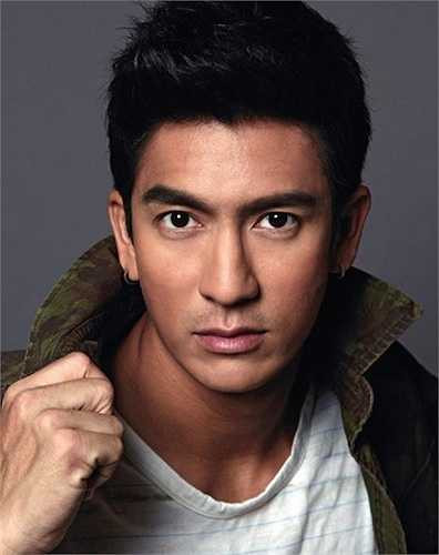 Thành công của 'The Iron Ladies năm 2000' cũng giúp anh có được vai diễn trong bộ phim kinh dị 'The Eye 2'.