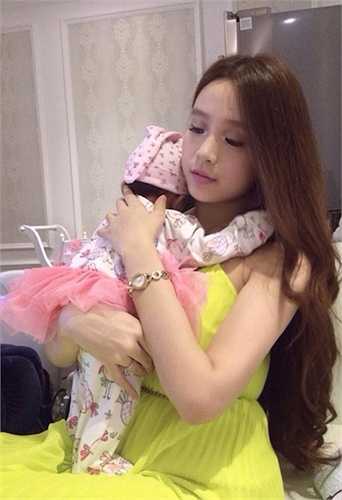 Sau khi kết hôn, Huyền Baby rời xa làng giải trí và tập trung cho công việc chăm sóc con cái và kinh doanh. 