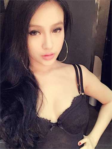 Không ai có thể phủ nhận rằng Huyền Baby trở nên đằm thắm hơn, gợi cảm hơn sau khi lấy chồng và sinh con. 