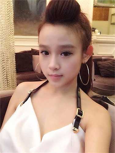 Người đẹp thường xuyên diện những trang phục sexy, khoe triệt để đường cong nóng bỏng. 