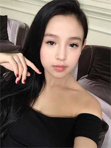 Huyền Baby của hiện tại sở hữu gương mặt thon gọn cùng làn da trắng sứ. 