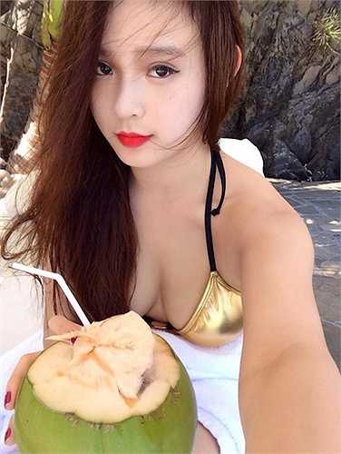 Bà mẹ hotgirl rất thích 'tự sướng' và thường xuyên đăng ảnh của mình trên trang cá nhân. 