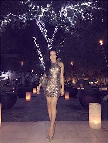 Những bộ váy dễ thương, trẻ trung ngày nào giờ đã được nhường chỗ cho những bộ đầm gợi cảm, sexy. 