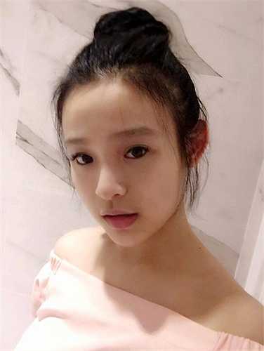 Huyền Baby khoe mặt mộc không tỳ vết. 