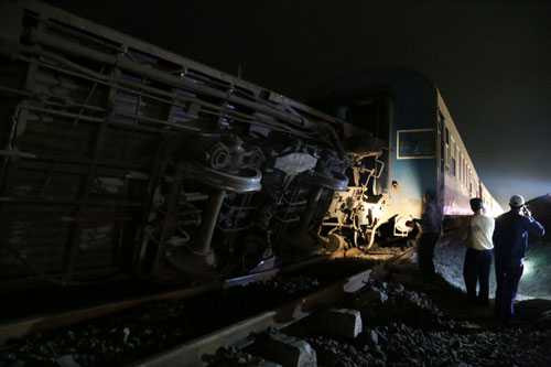 Tàu hỏa đâm đứt đôi ôtô, lái tàu thiệt mạng, nhiều toa chở đầy khách trượt khỏi đường ray