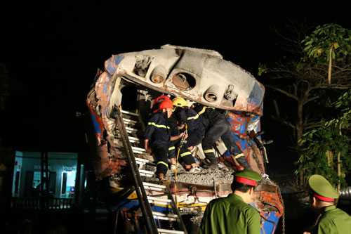 Tàu hỏa đâm đứt đôi ôtô, lái tàu thiệt mạng, nhiều toa chở đầy khách trượt khỏi đường ray