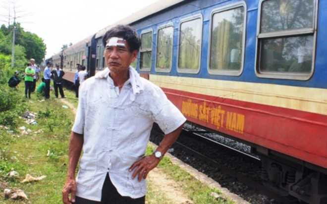 Tàu hỏa đâm đứt lìa ô tô: Hành khách kể phút hỗn loạn kinh hoàng