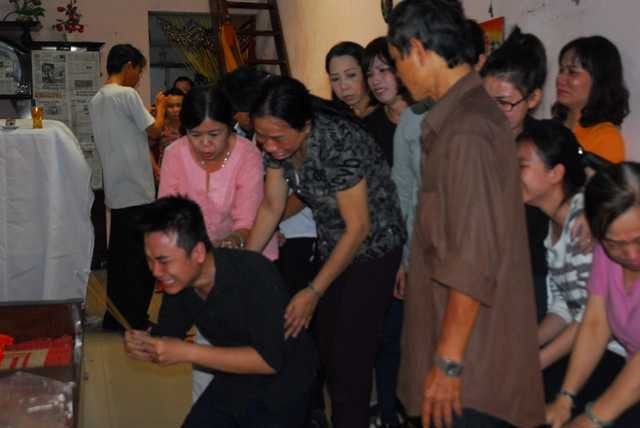 Tàu hỏa đâm đứt lìa ô tô: Nghẹn ngào đưa thi thể lái tàu tử nạn về nhà