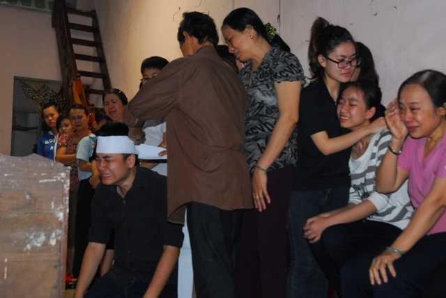 Tàu hỏa đâm đứt lìa ô tô: Nghẹn ngào đưa thi thể lái tàu tử nạn về nhà