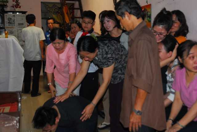 Tàu hỏa đâm đứt lìa ô tô: Nghẹn ngào đưa thi thể lái tàu tử nạn về nhà