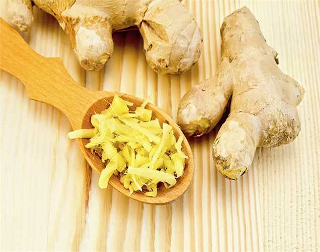 Gừng: là một trong những thực phẩm tốt nhất để điều trị cúm và cảm lạnh. Gừng tiêu diệt virus, vi khuẩn gây bệnh cúm và chống viêm. Cách dùng là pha trà uống để giảm các triệu chứng cảm cúm.
