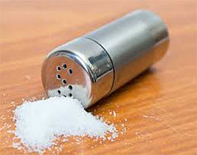 Nước muối nhỏ mũi: Bạn có thể sử dụng nước muối để giảm triệu chứng tắc mũi, bằng cách pha nước sạch và muối, sau đó cho vào ống nhỏ giọt, khi nào thấy tắc bạn nhỏ vào mũi vài giọt là mũi sẽ thông