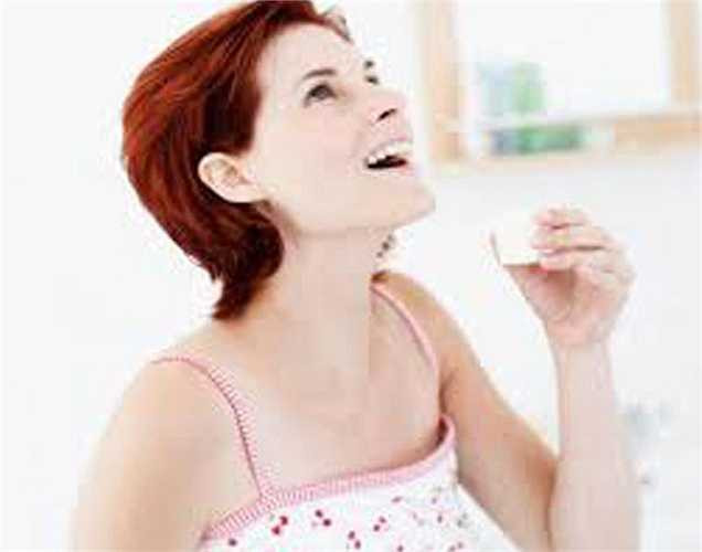 Súc miệng nươc muối: Súc miệng làm dịu cổ họng, tiêu diệt vi khuẩn và cũng làm giảm đau họng. Ngoài ra, bạn cũng có thể súc miệng với hydro peroxit.