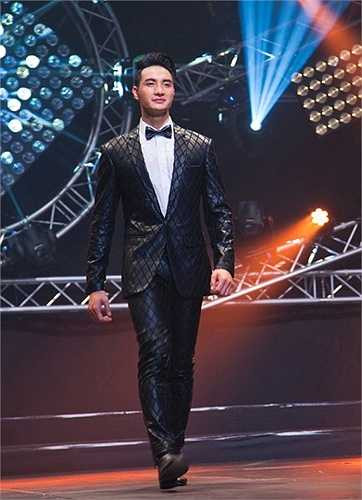  Anh nhận được số tiền thưởng 25.000 USD và các phần quà của nhà tài trợ.