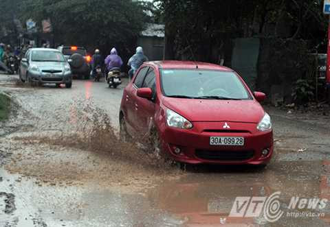 Rùng mình con đường như “mặt giặc” tồn tại nhiều năm ở Thủ đô