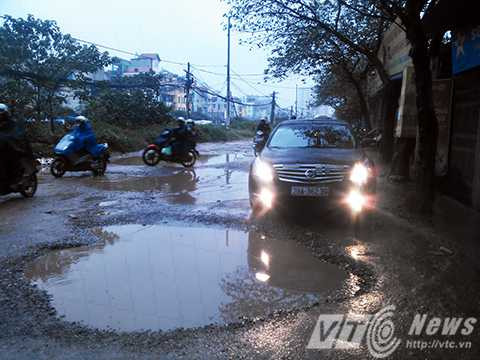 Rùng mình con đường như “mặt giặc” tồn tại nhiều năm ở Thủ đô