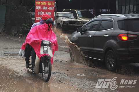 Rùng mình con đường như “mặt giặc” tồn tại nhiều năm ở Thủ đô