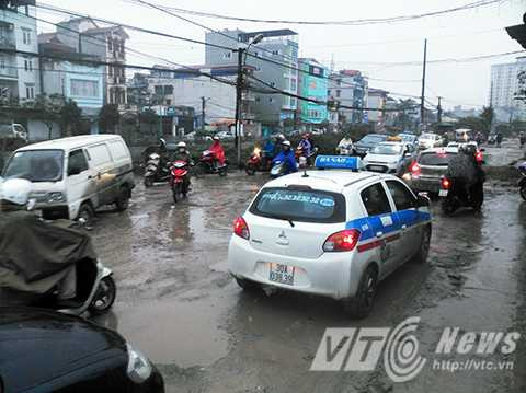 Rùng mình con đường như “mặt giặc” tồn tại nhiều năm ở Thủ đô