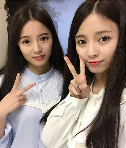 Mới đây, cặp chị em song sinh Hà Tư Di - Hà Tư Kỳ thu hút sự chú ý ở Trung Quốc sau khi nhiều trang mạng đăng tin, ca ngợi vẻ đẹp và thành tích học tập của cả hai.