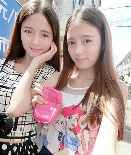 Hai chị em thường xuyên cập nhật ảnh tự sướng, đi du lịch trên trang cá nhân, thể hiện tình cảm thân thiết.