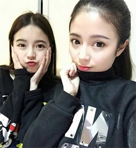 Tư Di (phải) bên em gái sinh đôi.